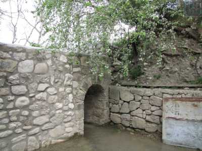Il funzionamento del macchinario � semplice. L'acqua del torrente viene convogliata attraverso appositi canali in un serbatoio, posizionato dietro un muro